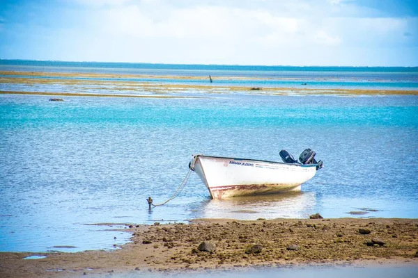 Морской Пейзаж Белая Лодка Причаливающая Берегу Солнечный День — стоковое фото