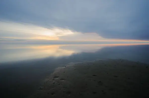 Eine Landschaft Eines Stillen Sees Mit Sichtbarer Horizontlinie — Stockfoto