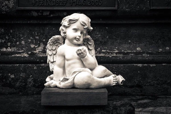 Скульптура Ангелочка Прислонившегося Твердой Поверхности Надгробия — стоковое фото