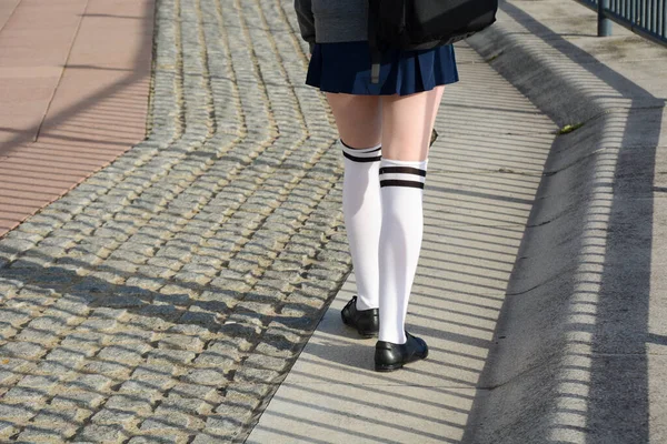 Uma Jovem Mulher Vestindo Uniforme Escolar Meias Brancas Enquanto Caminha — Fotografia de Stock