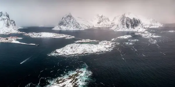 Isole Innevate Montagne Nell Oceano — Foto Stock