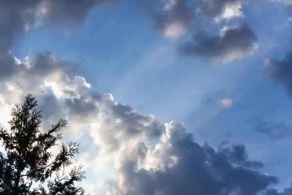 Napfénnyel Ragyog Felhők Között Esténként — Stock Fotó