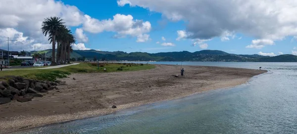 Uma Vista Aérea Praia Com Pescador Hahei Nova Zelândia — Fotografia de Stock