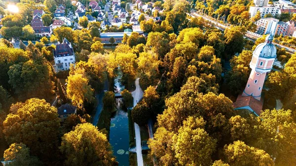 Vzdušný Výhled Vodárenskou Věž Obklopenou Zlatými Stromy Budovami Neo Ulmu — Stock fotografie