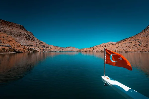 ユーフラテス川にトルコの旗を掲げたボート — ストック写真