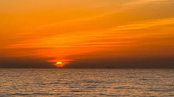 Een Dramatische Zonsondergang Zee Golven — Stockfoto