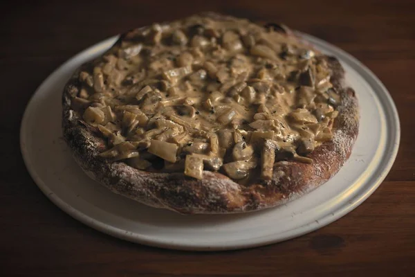 Primer Plano Una Pizza Una Bandeja Metal —  Fotos de Stock