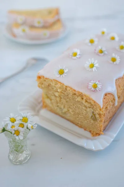 デイジーとレモンバントケーキの垂直クローズアップショット — ストック写真