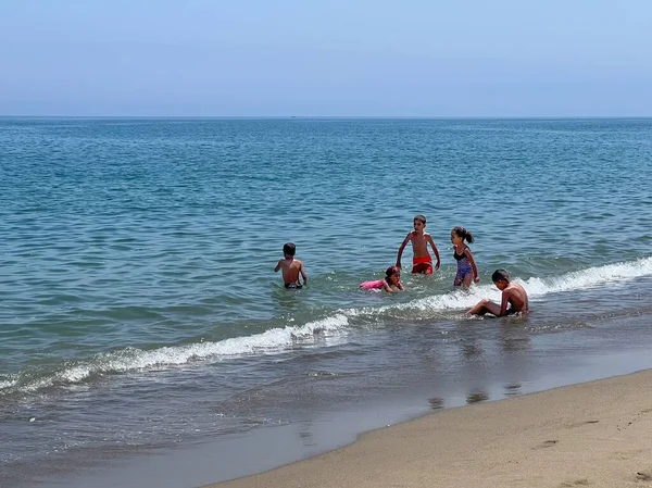 Gruppe Von Kindern Spielt Zusammen Meer — Stockfoto