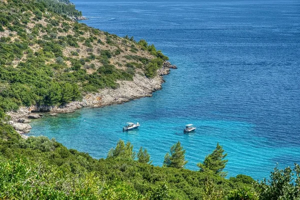 Vzdušný Výhled Jachty Jaderském Moři Blízkosti Svěží Zelené Pobřeží Chorvatsku — Stock fotografie