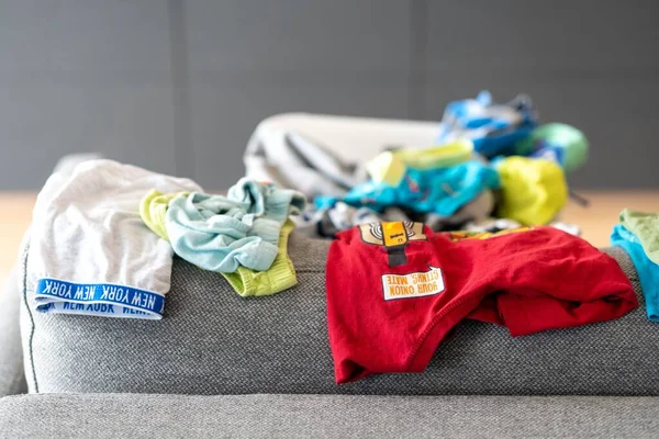 Tiro Foco Seletivo Camisas Calças Infantis Lavadas Deitadas Sofá Uma — Fotografia de Stock
