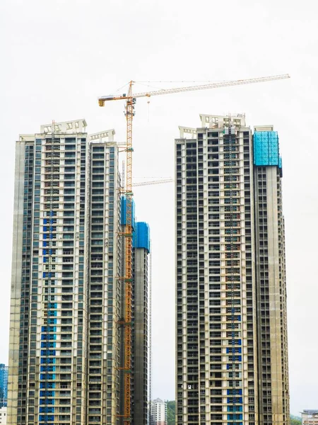 Tiro Vertical Construção Edifícios Modernos Luz Dia — Fotografia de Stock