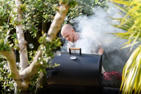 Homem Caucasiano Careca Grelhando Churrasco Livre — Fotografia de Stock