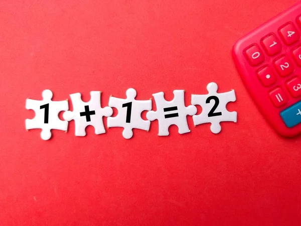 Witte Puzzels Rekenmachine Met Nummer Gelijk Aan Rode Achtergrond Onderwijs — Stockfoto