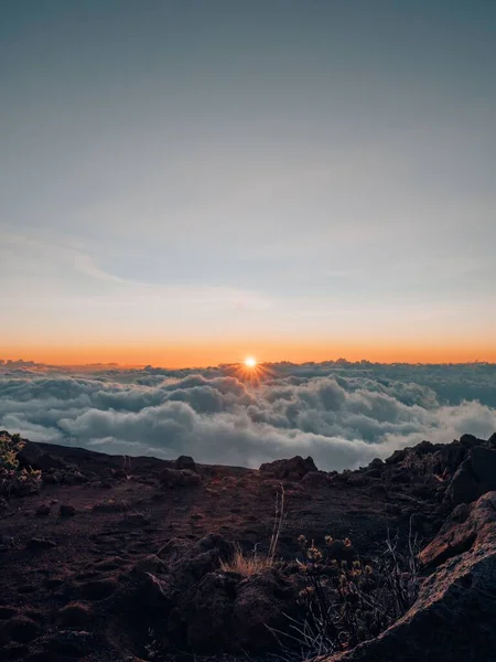 Coup Vertical Coucher Soleil Dessus Des Nuages Sur Montagne Mau — Photo