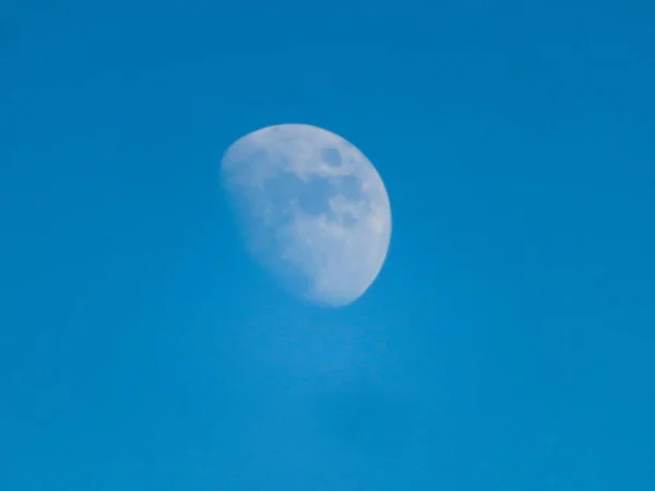 Una Interessante Veduta Della Luna Mezza Nascosta Nel Cielo Azzurro — Foto Stock