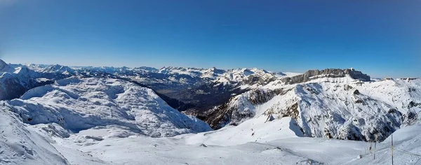 Vista Panorâmica Paisagem Das Montanhas Cobertas Neve Sob Céu Azul — Fotografia de Stock