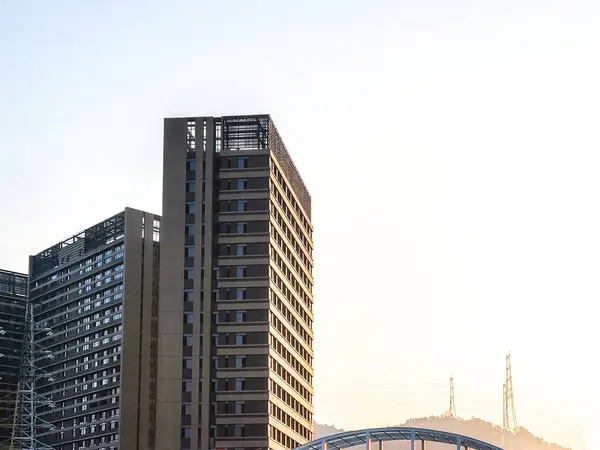 昼間の近代的な建物の垂直ショット — ストック写真