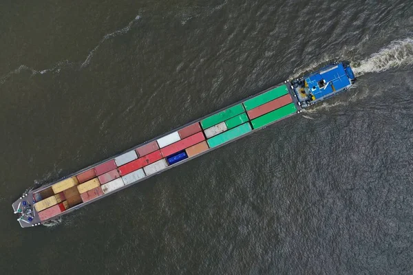 Suyun Üstündeki Renkli Konteynırlarla Dolu Bir Kargo Gemisinin Üst Görüntüsü — Stok fotoğraf