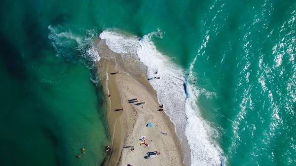 Воздушный Беспилотник Видом Людей Отдыхающих Песчаном Пляже Окружении Океана Обеих — стоковое фото