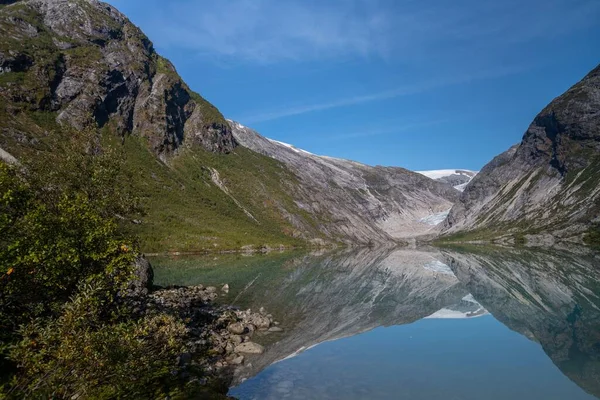 Krásný Výhled Jezero Odraz Hory Vodě — Stock fotografie