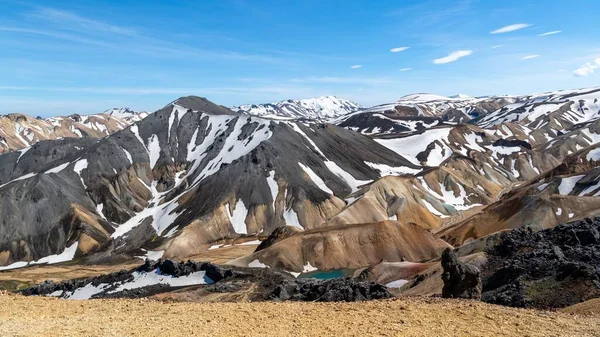 Una Hermosa Vista Las Montañas Volcánicas Cubiertas Nieve Con Pequeño — Foto de Stock