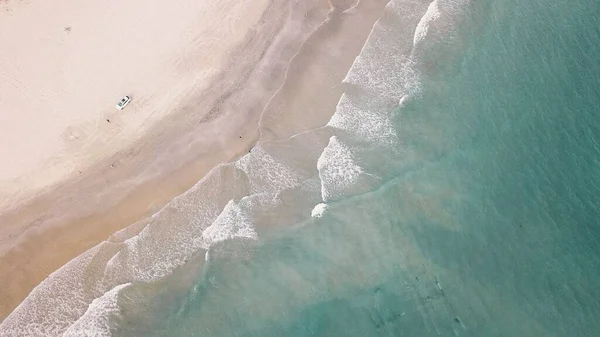 Vzdušný Pohled Mořské Vlny Ženoucí Malebnému Písčitému Pobřeží — Stock fotografie