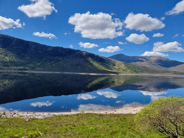 Vista Panorámica Colinas Nubes Refleja Agua Del Lago Norte Escocia —  Fotos de Stock