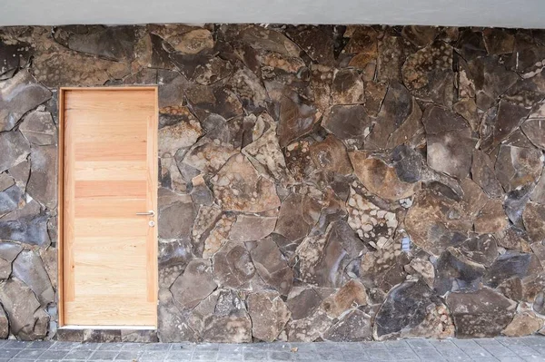 Uma Porta Madeira Parede Pedra Moderna Entrada Casa — Fotografia de Stock
