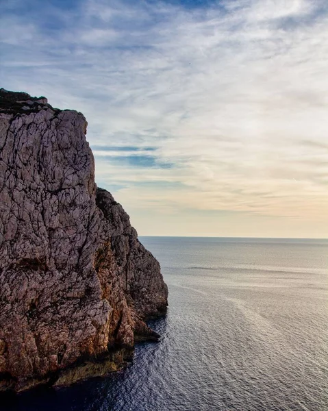 Talya Nın Sardinya Sahilindeki Kayalık Bir Uçurumun Dikey Görüntüsü — Stok fotoğraf