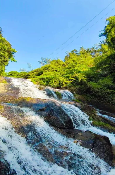 Een Verticaal Shot Van Een Prachtige Waterval Zonlicht — Stockfoto