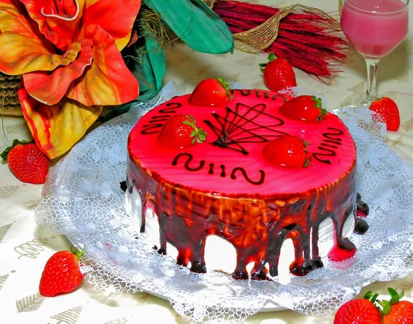 Comida Mesa Linda Torta Vermelha Decorada Com Morangos Arranjo Floral — Fotografia de Stock