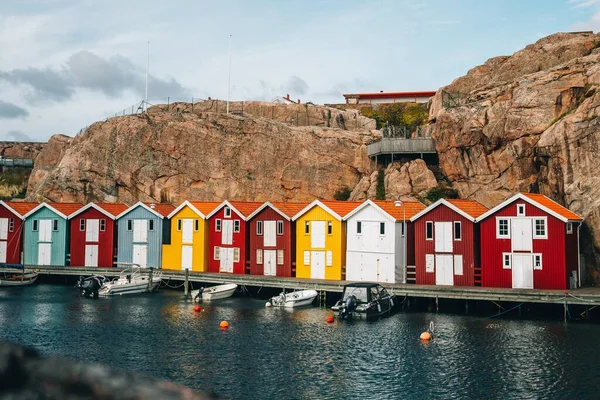 Una Fila Coloridas Casas Pescadores Puerto Smogen Puerto Pesquero Suecia — Foto de Stock
