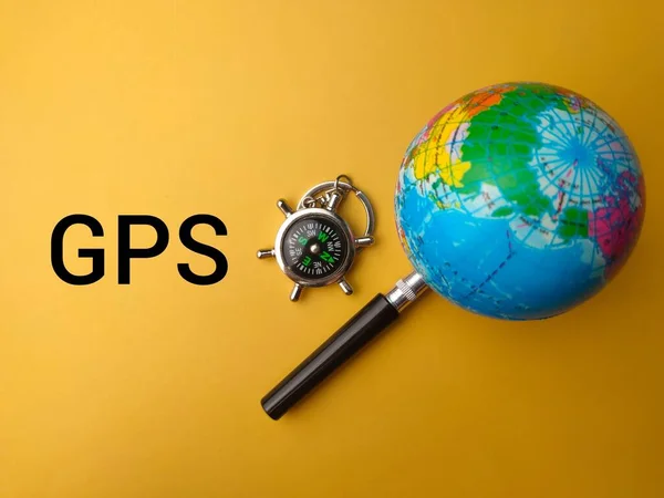 배경에 Gps 단어가 나침반 유리와 지구의 — 스톡 사진