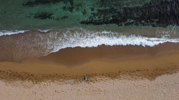 Чоловік Піщаному Пляжі Контролює Безпілотник Дистанційним Керуванням — стокове фото