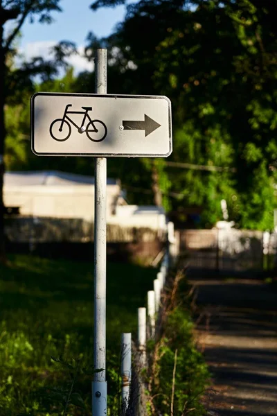 Eine Vertikale Aufnahme Eines Fahrradrichtungsschildes Das Nach Rechts Zeigt — Stockfoto