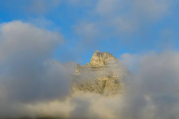 雲の後ろに広がる岩山 — ストック写真