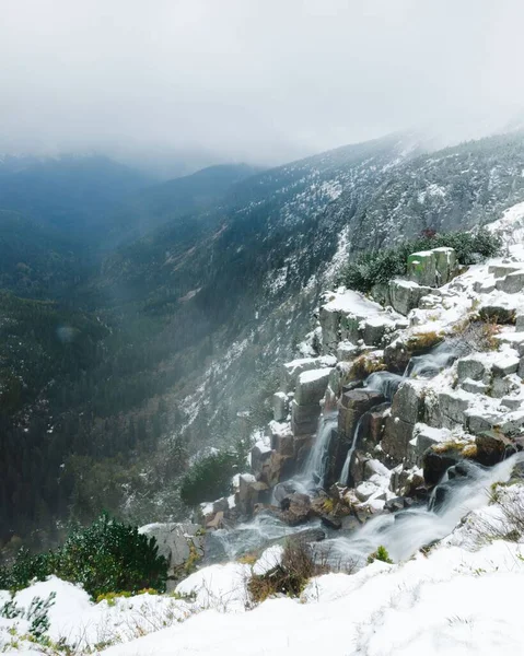 Pionowe Ujęcie Pięknego Wodospadu Przepływającego Przez Góry — Zdjęcie stockowe