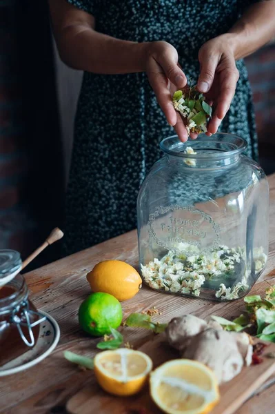 Een Vrouw Bereidt Een Thee Infusie Voor Foto Van Handen — Stockfoto