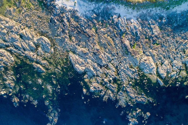 Luchtfoto Drone Top Uitzicht Ocean Prachtige Golven Crashen Rotsachtige Eiland — Stockfoto
