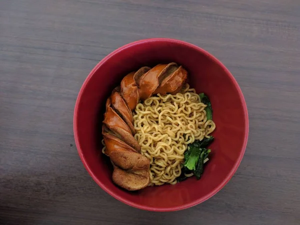 Una Vista Superior Fideos Fritos Salchichas Verduras Tazón Rojo — Foto de Stock