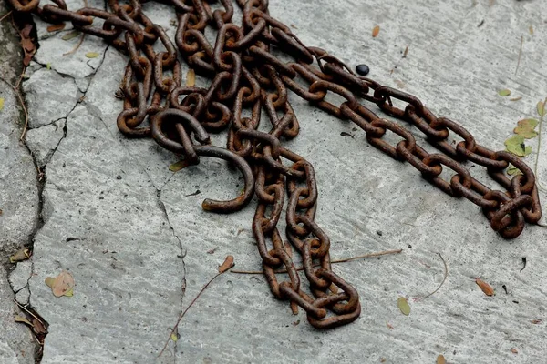 Detailní Záběr Rezavého Kovového Řetězu Ležícího Betonové Podlaze — Stock fotografie