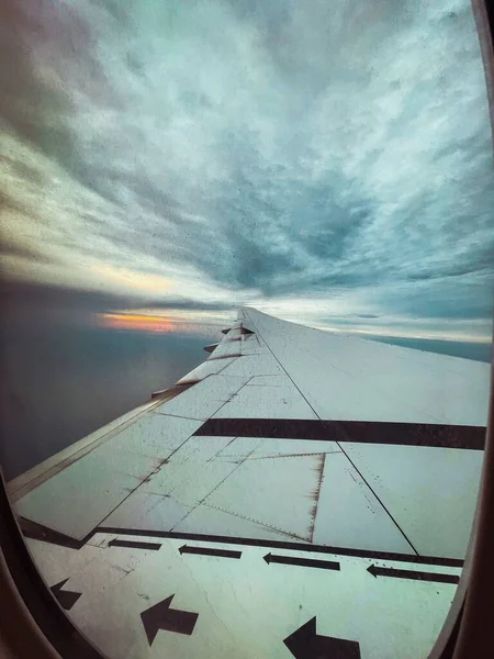 Een Mooie Bewolkte Lucht Een Vliegtuigvleugel Gezien Door Het Vliegtuigraam — Stockfoto