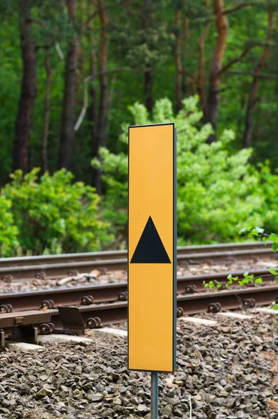 Disparo Vertical Una Señal Ferrocarril Amarillo Con Triángulo Negro — Foto de Stock