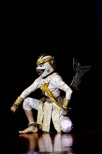 Vertical Dançarino Sexo Masculino Realizando Teatro Mascarado Lakhon Khol Camboja — Fotografia de Stock