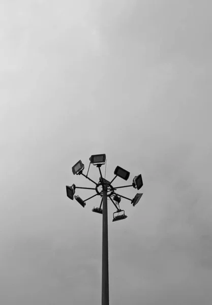 在阴暗的天空中 体育场的灯柱 — 图库照片