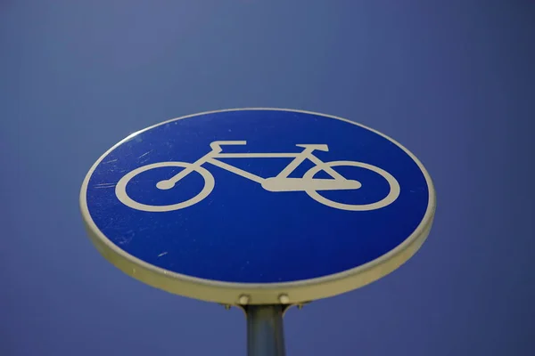 Tiro Ângulo Baixo Sinal Bicicleta Contra Fundo Azul Céu — Fotografia de Stock