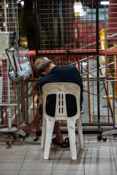 Вертикальный Снимок Взрослого Азиата Сидящего Стуле Улице Спящего — стоковое фото
