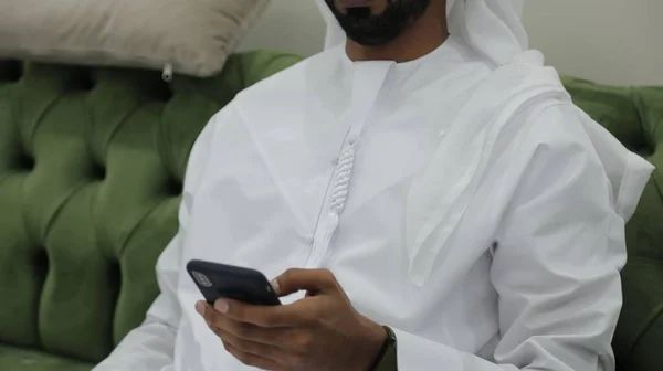 Arabe Habillé Dans Thobe Blanc Défilant Travers Son Téléphone Tout — Photo