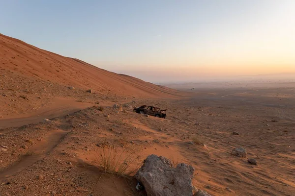 Vista Carro Abandonado Encosta Duna Areia Deserto Sob Céu Brilhante — Fotografia de Stock